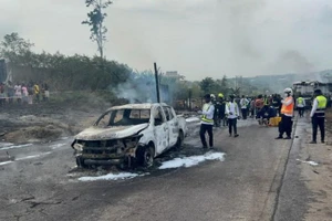 Các phương tiện bị thiêu rụi tại hiện trường vụ nổ xe bồn. (Nguồn: citinewsroom)