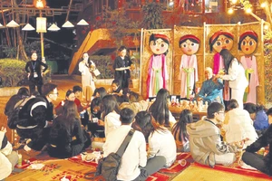 Trải nghiệm tô mầu con rối gỗ giúp công chúng tìm hiểu về cách tạo hình và đặc điểm các nhân vật rối. (Ảnh RỐICONIC)