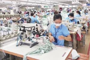 May quần áo xuất khẩu tại Nhà máy may Hòa Thọ, Quảng Ngãi. (Ảnh HOÀNG ANH)