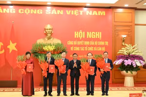 Thường trực Ban Bí thư Trần Cẩm Tú trao các Quyết định cho 5 cơ quan gồm: Đài Truyền hình Việt Nam, Đài Tiếng nói Việt Nam, Thông tấn xã Việt Nam, Viện Hàn lâm Khoa học xã hội Việt Nam, Viện Hàn lâm Khoa học và Công nghệ Việt Nam. (Ảnh: DUY LINH)