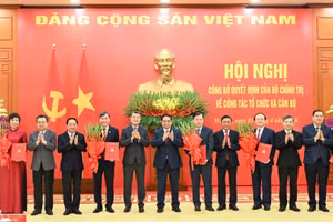 Thủ tướng Phạm Minh Chính, Thường trực Ban Bí thư Trần Cẩm Tú và các đồng chí lãnh đạo Đảng, Nhà nước chúc mừng 5 cơ quan, gồm: Đài Truyền hình Việt Nam, Đài Tiếng nói Việt Nam, Thông tấn xã Việt Nam, Viện Hàn lâm Khoa học xã hội Việt Nam, Viện Hàn lâm Khoa học và Công nghệ Việt Nam. (Ảnh: DUY LINH)