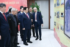 Thủ tướng Chính phủ Phạm Minh Chính tham quan triển lãm thành tựu của Viện Hàn lâm Khoa học xã hội Việt Nam.