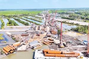 Nhờ đồng thuận của nhân dân, công trường đường cao tốc Cà Mau-Đất Mũi (đoạn ngang khu vực xã Cái Nước, tỉnh Cà Mau) có mặt bằng sạch để đẩy nhanh tiến độ.