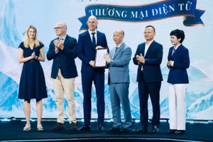 Đại diện Tập đoàn HOCHDORF (Thụy Sĩ) trao chứng nhận ủy quyền phân phối trên nền tảng thương mại điện tử sản phẩm sữa Bimbosan tại thị trường Việt Nam cho Công ty Cổ phần BT Việt Nam.