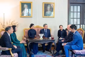 Tổng Bí thư Tô Lâm và Phu nhân gặp Cựu hoàng Simeon Saxe-Coburg-Gotha. (Ảnh: TTXVN phát)