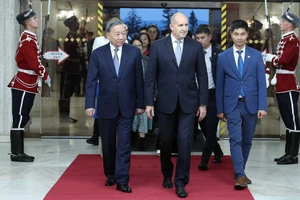 Tổng Bí thư Tô Lâm và Phu nhân với Tổng thống Cộng hòa Bulgaria Rumen Radev và Phu nhân tham quan Bảo tàng lịch sử Quốc gia Bulgaria. (Ảnh: THỐNG NHẤT/TTXVN)