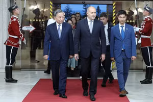 Tổng Bí thư Tô Lâm và Phu nhân với Tổng thống Cộng hòa Bulgaria Rumen Radev và Phu nhân tham quan Bảo tàng lịch sử Quốc gia Bulgaria. (Ảnh: THỐNG NHẤT/TTXVN)