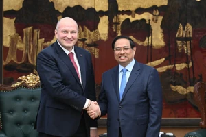 Thủ tướng Chính phủ Phạm Minh Chính và Bộ trưởng Bộ Tình trạng khẩn cấp Liên bang Nga Aleksandr Kurenkov. (Ảnh: Trần Hải)