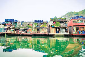 Những chiếc tàu buôn ngược dòng sông Đà phải đủ điều kiện đăng kiểm, bảo đảm an toàn trên hành trình suốt 10 phiên chợ, qua 7 ngày đêm. (Ảnh BẢO LONG)