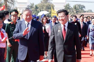 Tổng Bí thư Tô Lâm cùng Tổng Bí thư, Chủ tịch nước Lào Thongloun Sisoulith dự khánh thành Công viên Hữu nghị Lào-Việt Nam. (Ảnh: TTXVN)