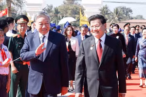 Tổng Bí thư Tô Lâm cùng Tổng Bí thư, Chủ tịch nước Lào Thongloun Sisoulith dự khánh thành Công viên Hữu nghị Lào-Việt Nam. (Ảnh: TTXVN)