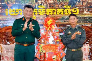 Trung tướng Lê Xuân Thế, Tư lệnh Quân khu 7 chúc Tết cổ truyền Chol Chnam Thmay tại Quân khu 1, Quân đội Hoàng gia Campuchia. (Ảnh: LÊ HUY)