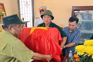 Đưa hài cốt liệt sĩ Nguyễn Xuân Lưu từ Tây Ninh về quê Hưng Yên. 