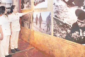 Từ trái sang: Đại tá, Anh hùng Lực lượng vũ trang nhân dân Nguyễn Thị Minh Hiền (Phan Thị Hồng Châu) và Đại tá, Anh hùng Lực lượng vũ trang nhân dân Phan Thị Ngọc Tươi. (Ảnh: THẾ ANH)