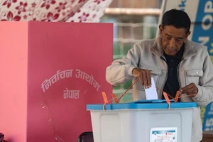 Một người đàn ông bỏ phiếu tại một điểm bầu cử trong cuộc bầu cử quốc hội ở Kathmandu, Nepal, ngày 5/3/2026. (Ảnh: THX)