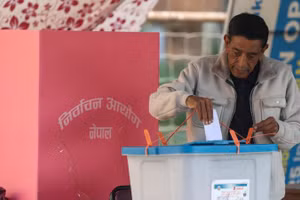 Một người đàn ông bỏ phiếu tại một điểm bầu cử trong cuộc bầu cử quốc hội ở Kathmandu, Nepal, ngày 5/3/2026. (Ảnh: THX)