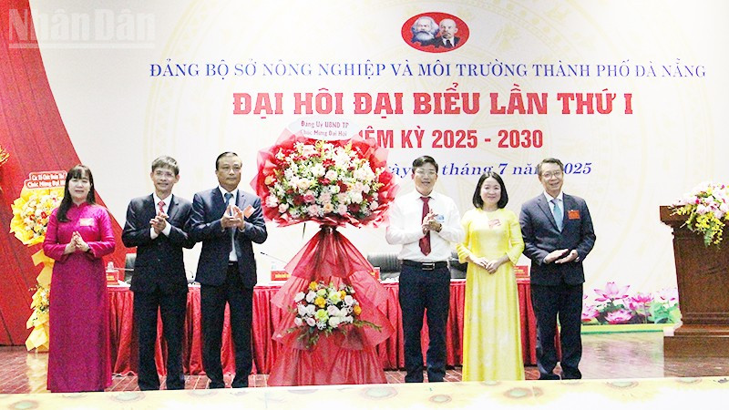 Đảng ủy Ủy ban nhân dân thành phố tặng hoa chúc mừng Đại hội.