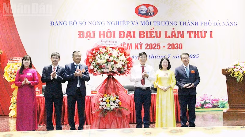 Đảng ủy Ủy ban nhân dân thành phố tặng hoa chúc mừng Đại hội.