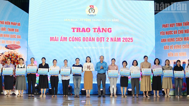 Trao tặng Mái ấm công đoàn. ndo_tr_mai-am-cong-doan.jpg