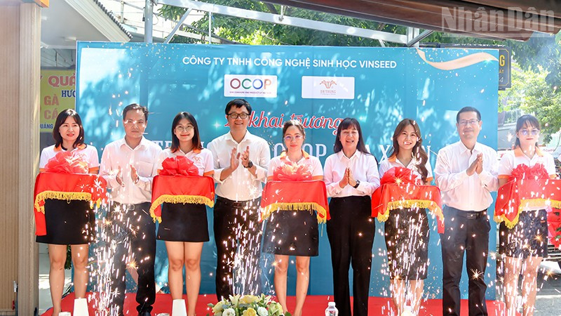 Cắt băng khánh thành Trung tâm. ndo_tr_ocop3.jpg