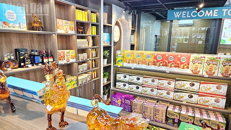 Các sản phẩm OCOP trưng bày, bán bên trong Trung tâm.