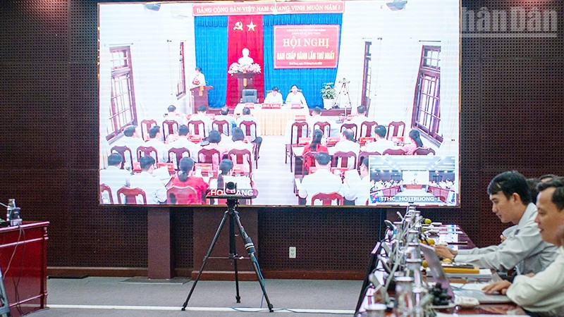 Các đơn vị cùng thực hiện vận hành thử, theo dõi qua các điểm cầu. ndo_tr_hoa-vang.jpg