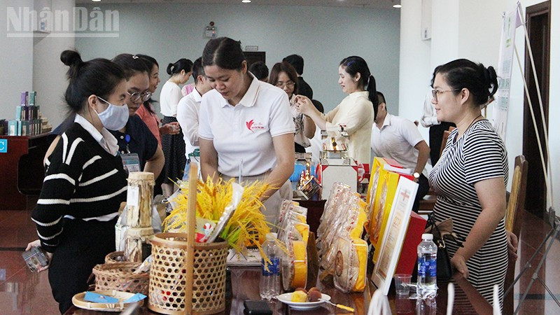 Các sản phẩm OCOP được trưng bày, giới thiệu tại hội nghị.