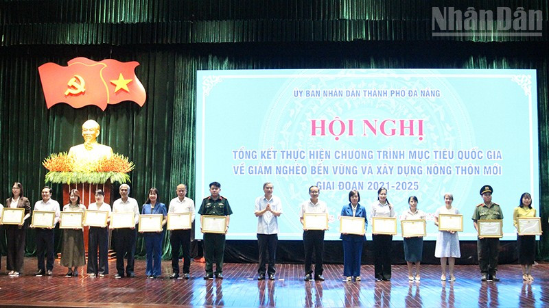 Tặng Bằng khen các tập thể có thành tích xuất sắc trong phong trào “Thành phố Đà Nẵng chung sức xây dựng nông thôn mới”. ndo_tr_img-6103.jpg