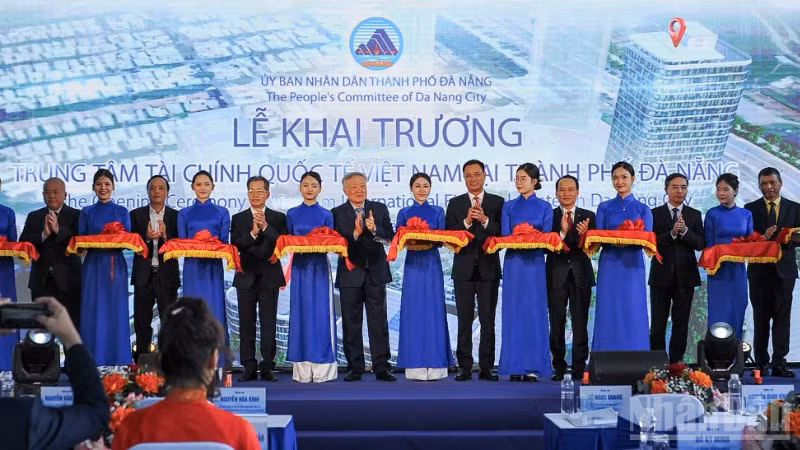 Các đại biểu thực hiện nghi thức cắt băng khánh thành Trung tâm tài chính quốc tế Việt Nam tại thành phố Đà Nẵng.