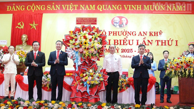 Thành phố Đà Nẵng tặng hoa chúc mừng Đại hội.