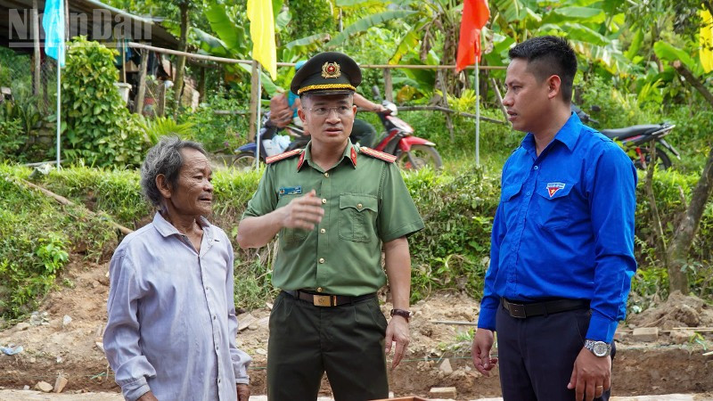 Thăm hỏi gia đình người dân khó khăn về nhà ở. ndo_tl_1.jpg