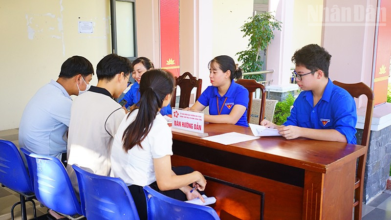 Đoàn viên, thanh niên tình nguyện hỗ trợ người dân tại các Trung tâm Phục vụ hành chính công. ndo_tr_phuong-hoa-xuan-2.jpg