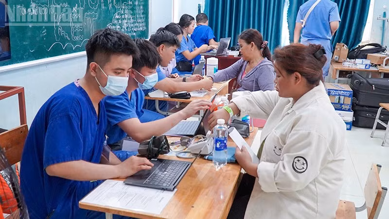 Khám bệnh, tư vấn cho người dân.