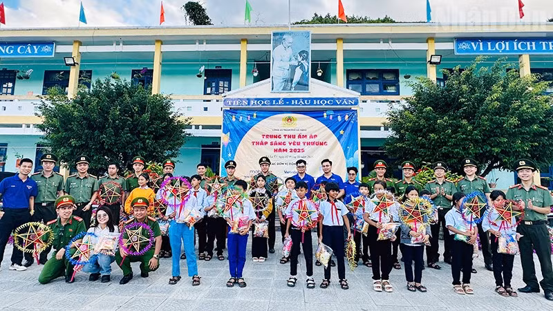 Thiếu nhi La Êê vui với Tết Trung thu.
