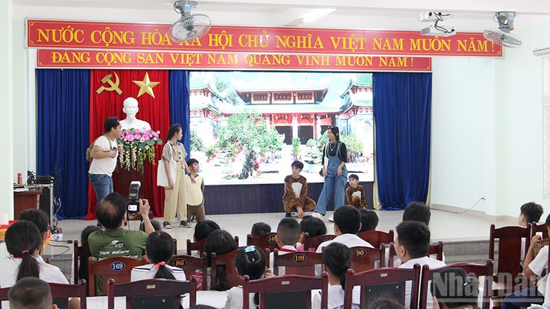 Sinh viên Đà Nẵng cùng các em nhỏ biểu diễn kịch nghệ lan tỏa thông điệp về bảo vệ môi trường và động vật hoang dã. ndo_br_anh-4-copy.jpg