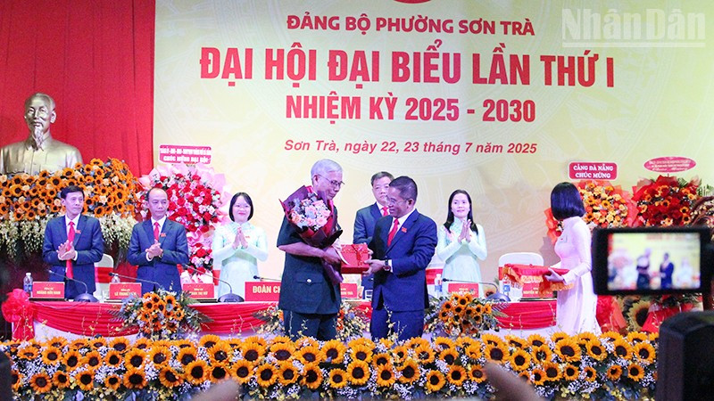 Phường Sơn Trà tặng hoa, quà cho Anh hùng Lực lượng vũ trang nhân dân Nguyễn Phô. ndo_tr_son-tra-2.jpg