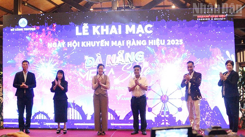 Đại biểu thực hiện nghi thức khai mạc. ndo_tr_img-6233.jpg