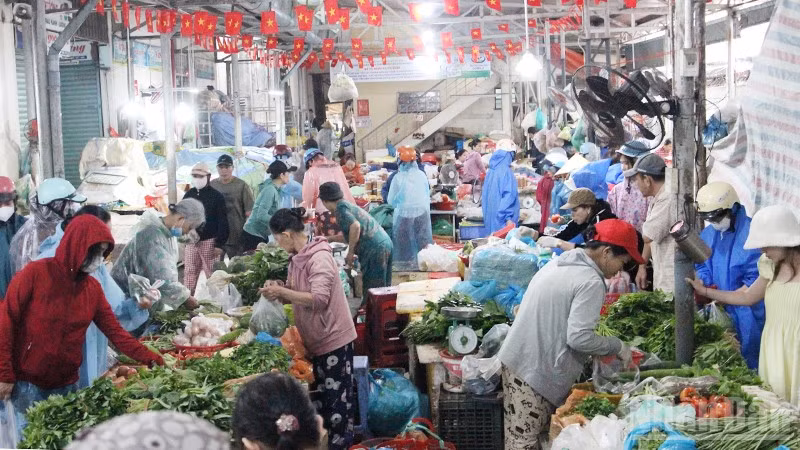 Chợ Đống Đa đông người mua hàng.