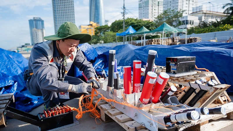Thành viên đội Z121 chuẩn bị pháo. ndo_tr_z121-1.jpg