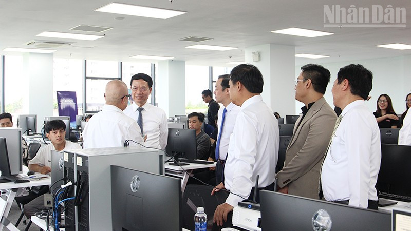Bộ trưởng Khoa học và Công nghệ Nguyễn Mạnh Hùng thăm lớp đào tạo thiết kế vi mạch. ndo_tr_img-7249.jpg