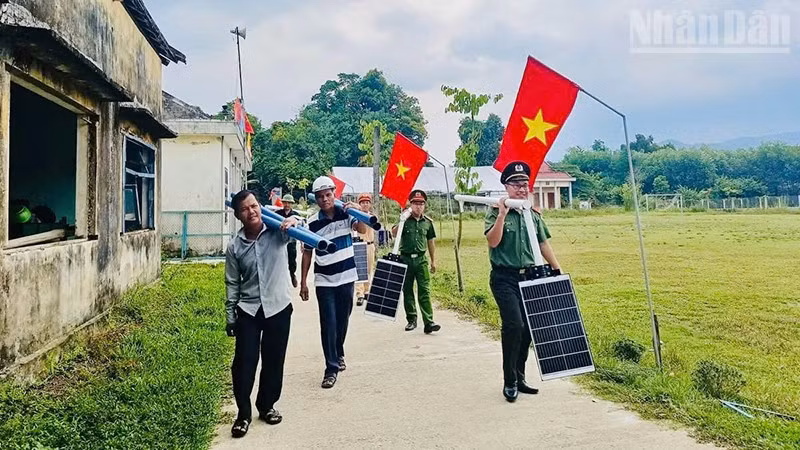 Cùng người dân thực hiện “Ánh sáng an ninh biên giới”.