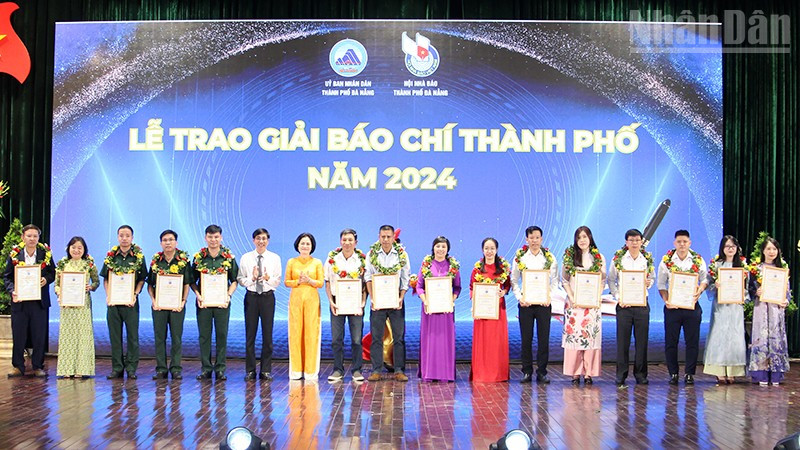 Trao giải Báo chí thành phố Đà Nẵng năm 2024 cho các tác giả, nhóm tác giả. ndo_tr_img-6414.jpg