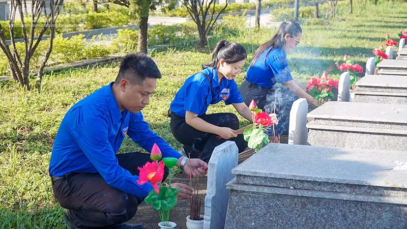 Đoàn viên, thanh niên thay hoa mới tại nghĩa trang liệt sĩ thành phố.