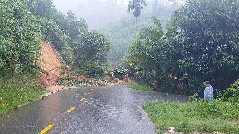 Một số tuyến đường trên địa bàn các xã miền núi đã xảy ra tình trạng sạt lở.