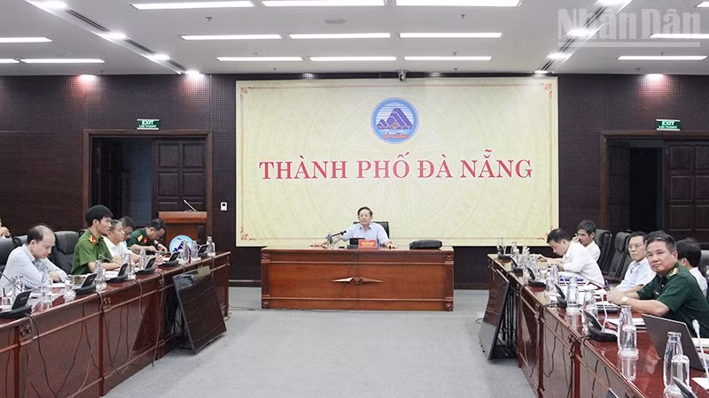Thành phố họp công tác ứng phó với mưa lớn và bão số 12.