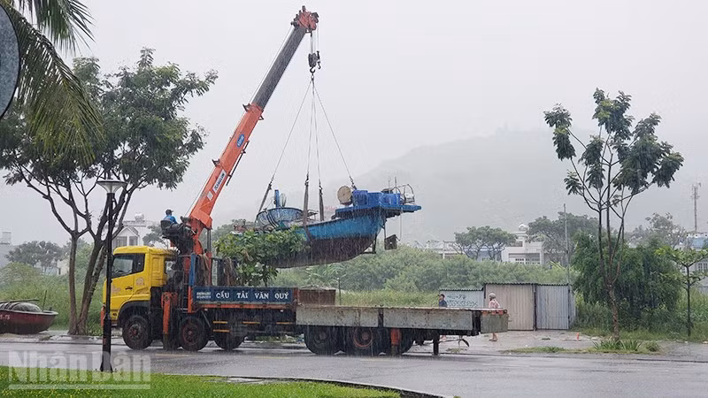 Ngư dân cẩu, kéo tàu thuyền lên bờ.