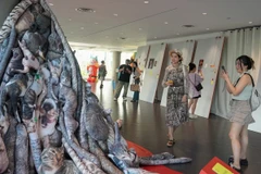 Các bạn trẻ thích thú tạo dáng với những sản phẩm... xấu đến kỳ lạ! 