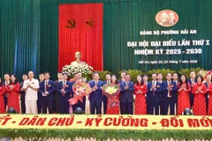 Đồng chí Trần Cẩm Tú, Ủy viên Bộ Chính trị, Thường trực Ban Bí thư và đồng chí Lê Tiến Châu, Ủy viên Trung ương Đảng, Bí thư Thành ủy Hải Phòng chúc mừng Ban Chấp hành Đảng bộ phường Hải An, nhiệm kỳ 2025-2030. (Ảnh XUÂN TRƯỜNG)