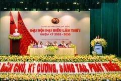 Đoàn Chủ tịch Đại hội đại biểu lần thứ I, nhiệm kỳ 2025-2030, Đảng bộ phường Mỹ Hào (tỉnh Hưng Yên) biểu quyết thông qua Nghị quyết Đại hội. Ảnh: Ngô Vi Quang 