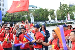 Cổ động viên hào hứng trước trận đấu của đội tuyển Việt Nam tại sân vận động Rajamangala. (Ảnh: XUÂN SƠN)